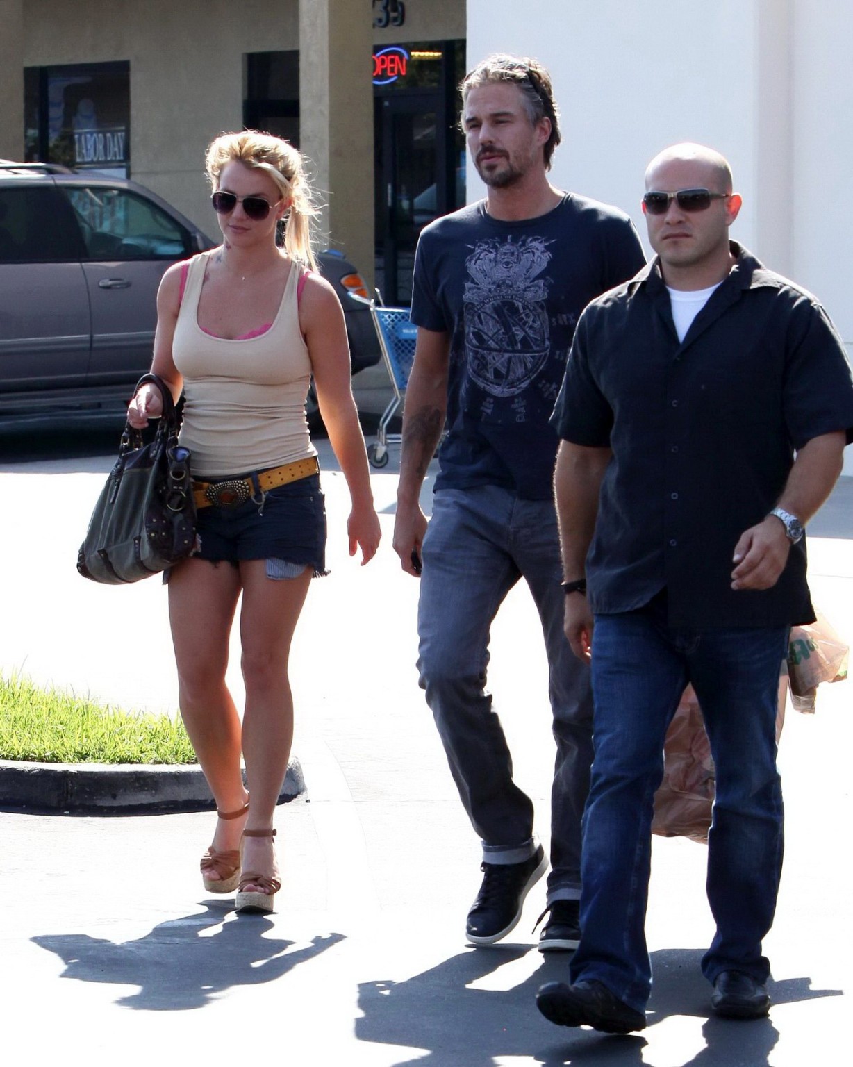 Britney Spears looking very sexy wearing hotpants  tank-top outside Toys-R-Us in #75331049