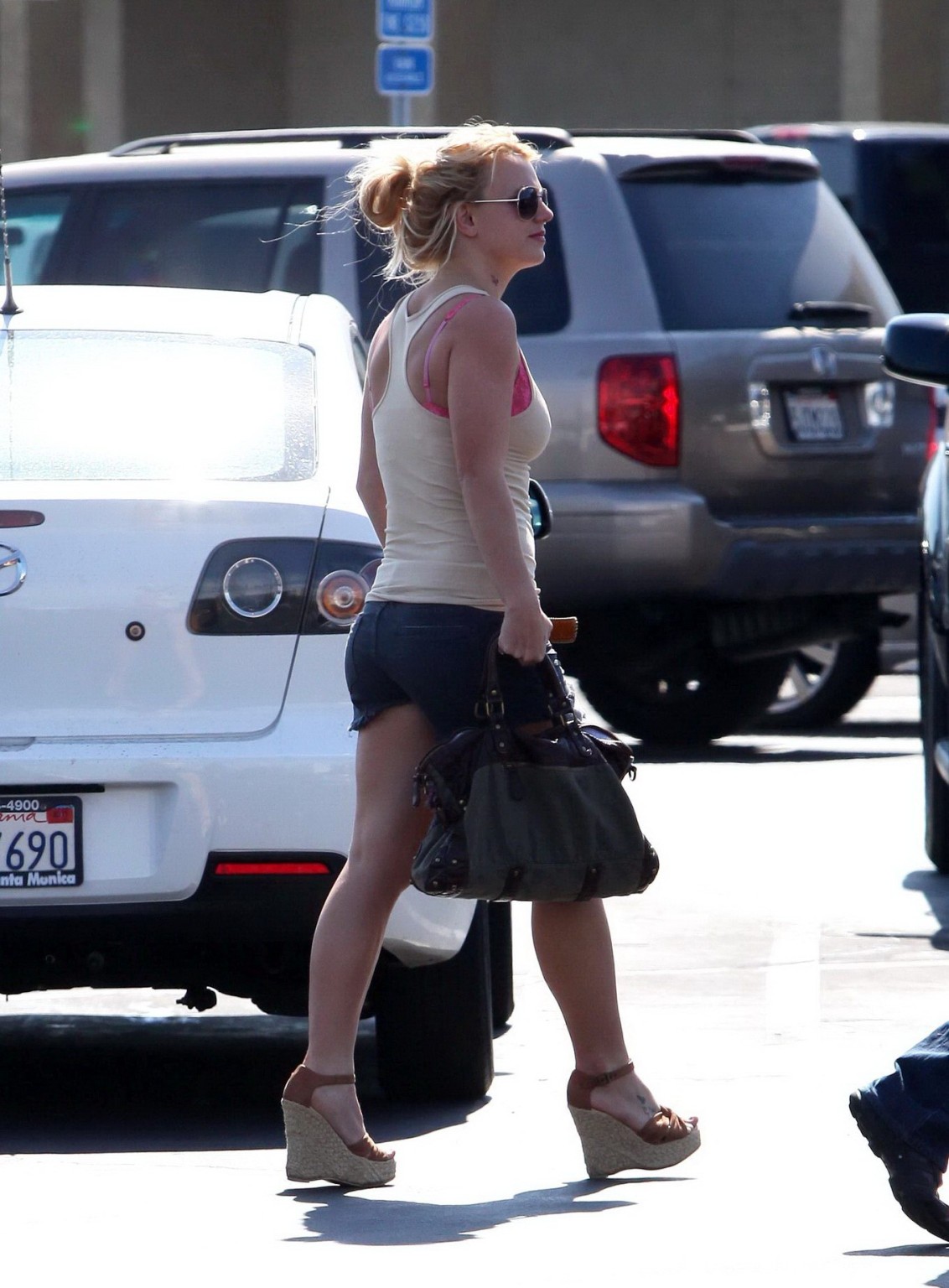 Britney spears guardando molto sexy indossando hotpants tank-top fuori toys-r-us in
 #75331076