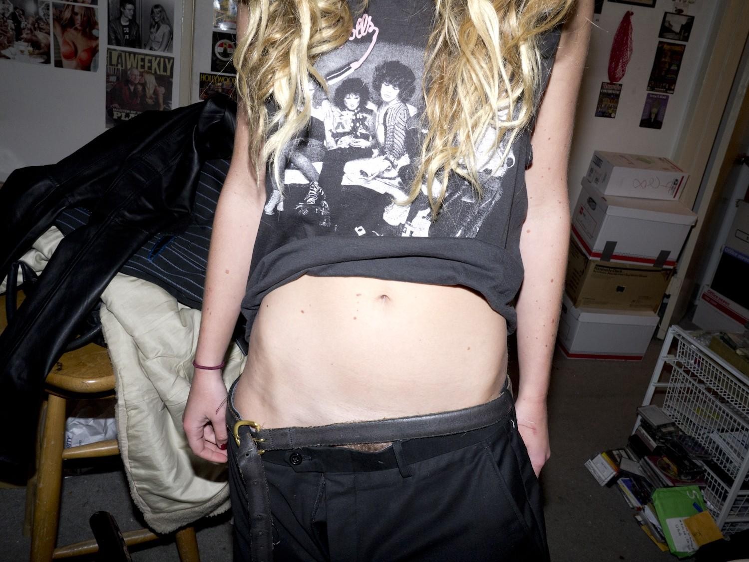Chelsea schuchman zeigt ihre Brüste und haarige Muschi auf einem Foto von brad elterman
 #75172718