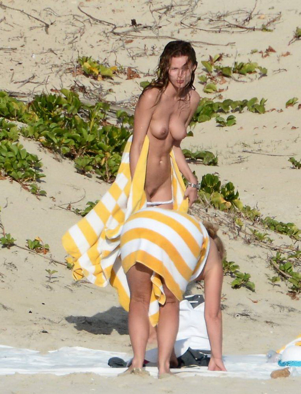 Edita vilkeviciute völlig nackt an einem Strand in Stbarts erwischt
 #75199958