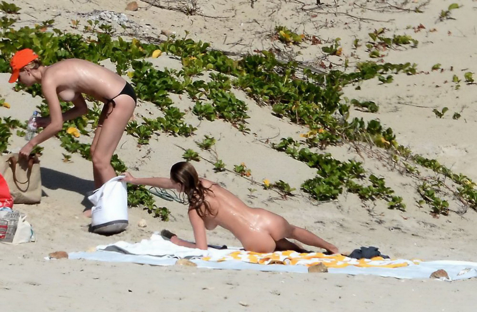 Edita vilkeviciute völlig nackt an einem Strand in Stbarts erwischt
 #75199986
