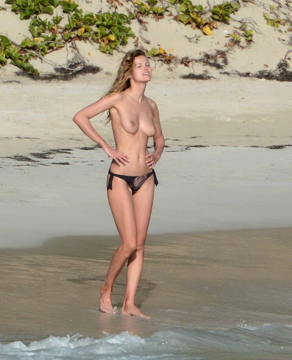 Edita vilkeviciute völlig nackt an einem Strand in Stbarts erwischt
 #75200000