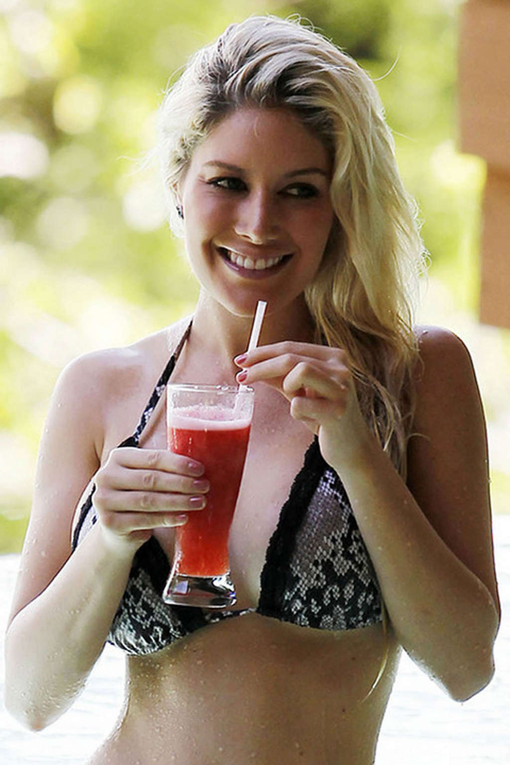 Heidi montag posa e mostra il corpo sexy e il culo caldo in bikini
 #75333985