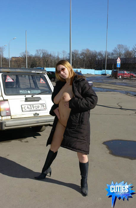 10代の女の子が街中で大暴れ
 #70392276