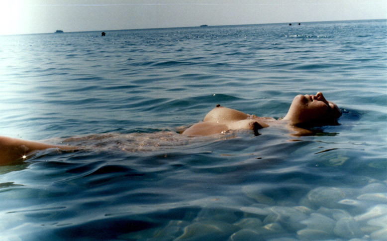 Mira como una chica desnuda en la playa broncea su cuerpo caliente
 #72251941