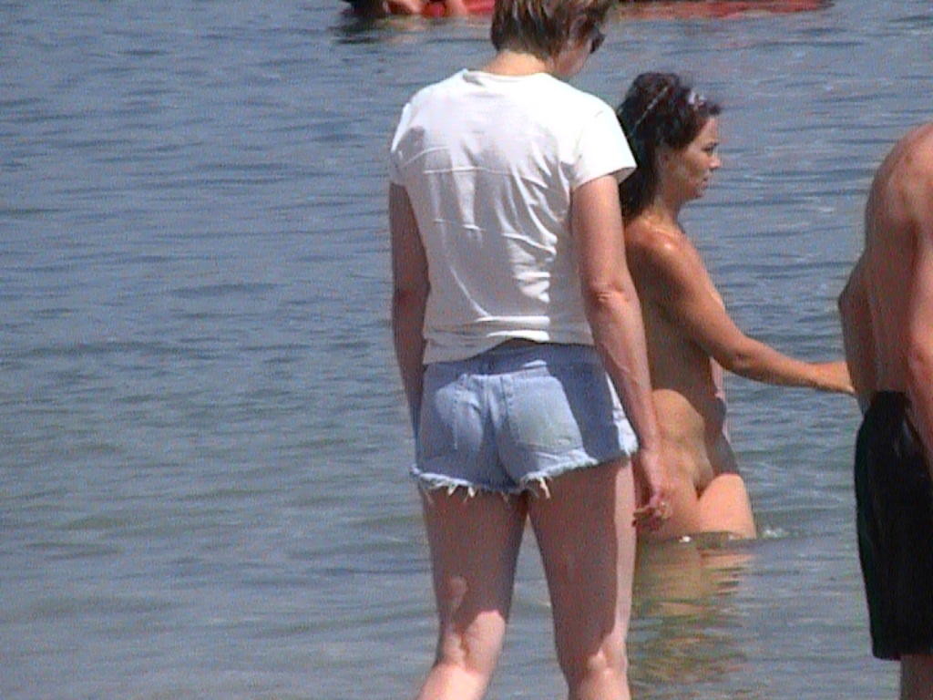 ビーチで彼女のホットなボディを日焼け裸のひよこを見る
 #72251977