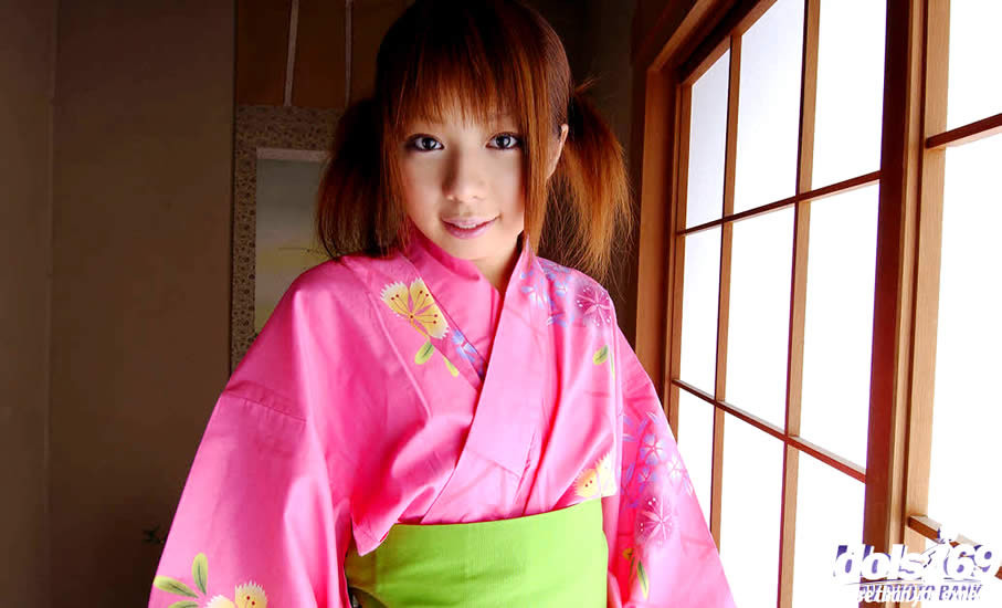 Süßes japanisches Mädchen trägt einen rosa Kimono
 #69955603