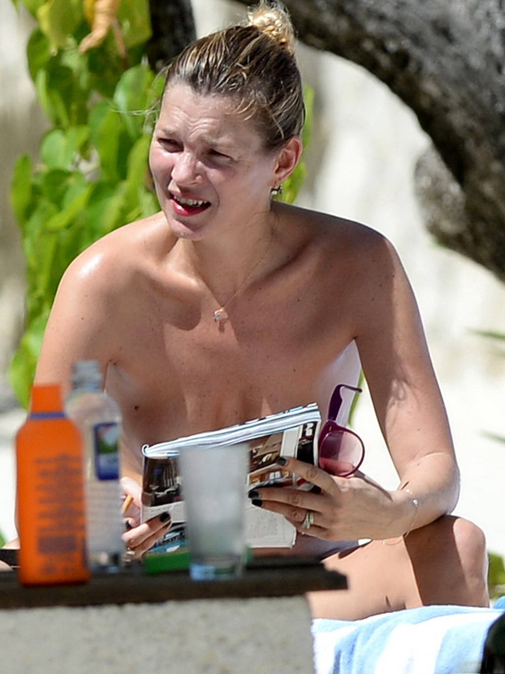 Kate Moss sonnt sich oben ohne an einem Strand in Jamaika
 #75215448