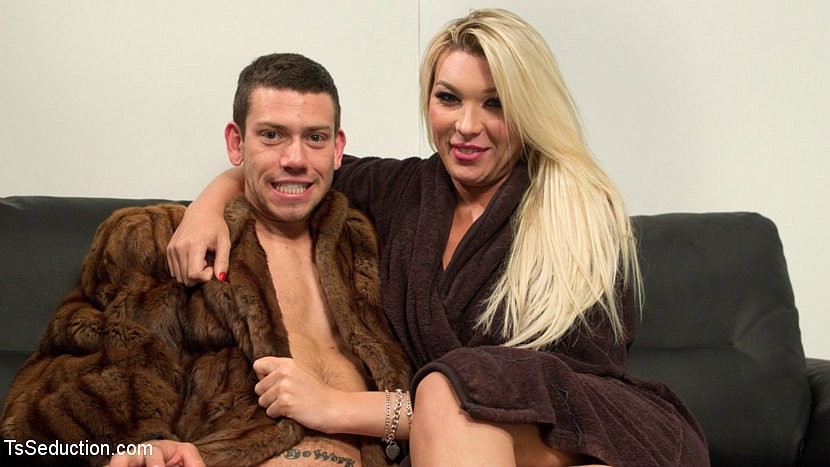 Aubrey kate sexy ts fickt reed jameson arsch und gibt ihr sehr fi
 #68573353