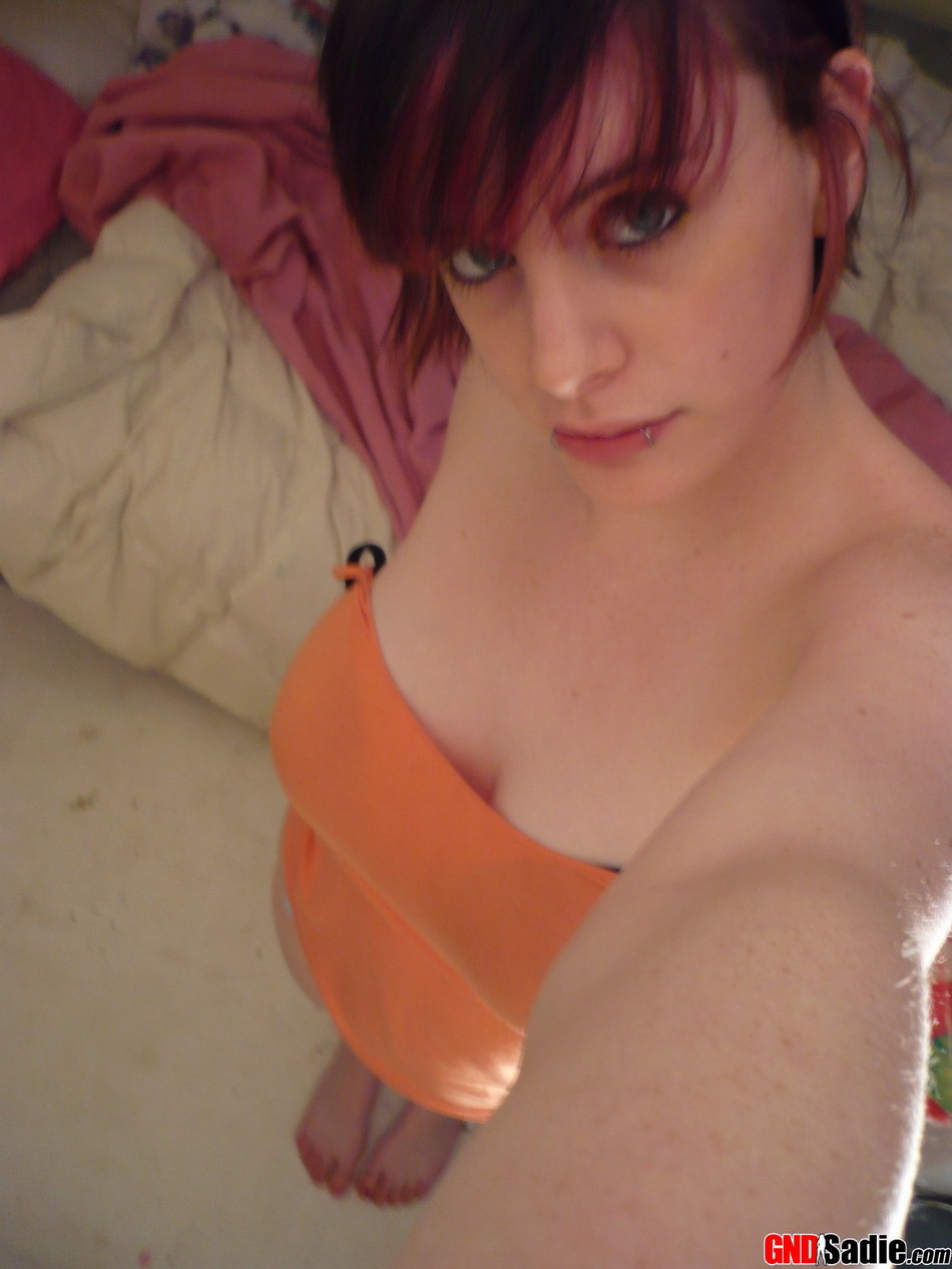 Alt punk girl sadie se déshabille dans une chambre
 #73259594