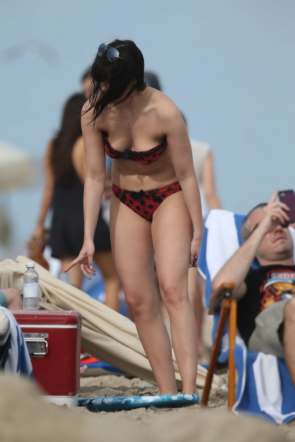 Daisy Lowe vollbusig und Hintern in sexy rotem Bikini
 #75148255