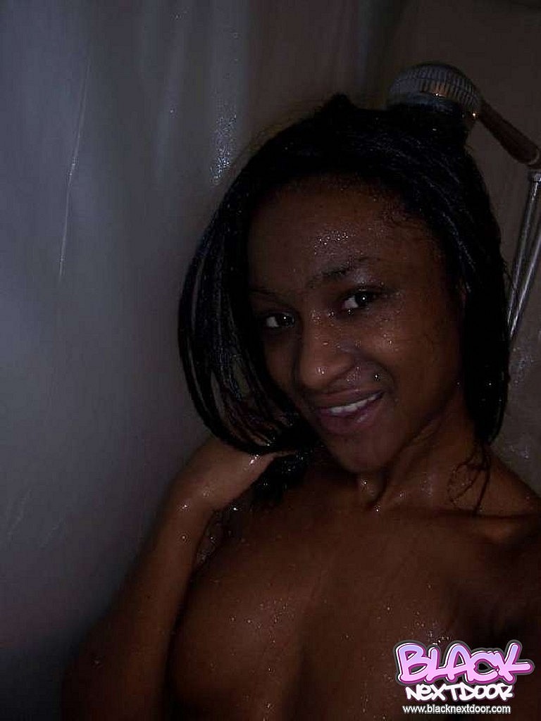 Giovane di ebano con il corpo molto caldo nella doccia
 #67189632