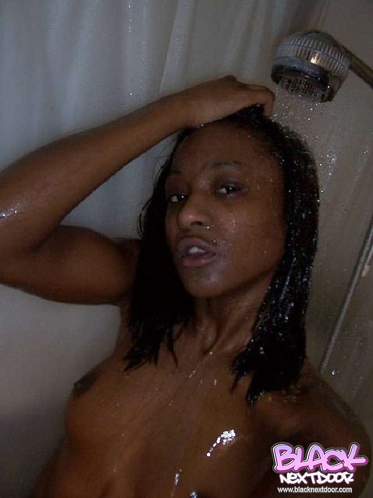Giovane di ebano con il corpo molto caldo nella doccia
 #67189640