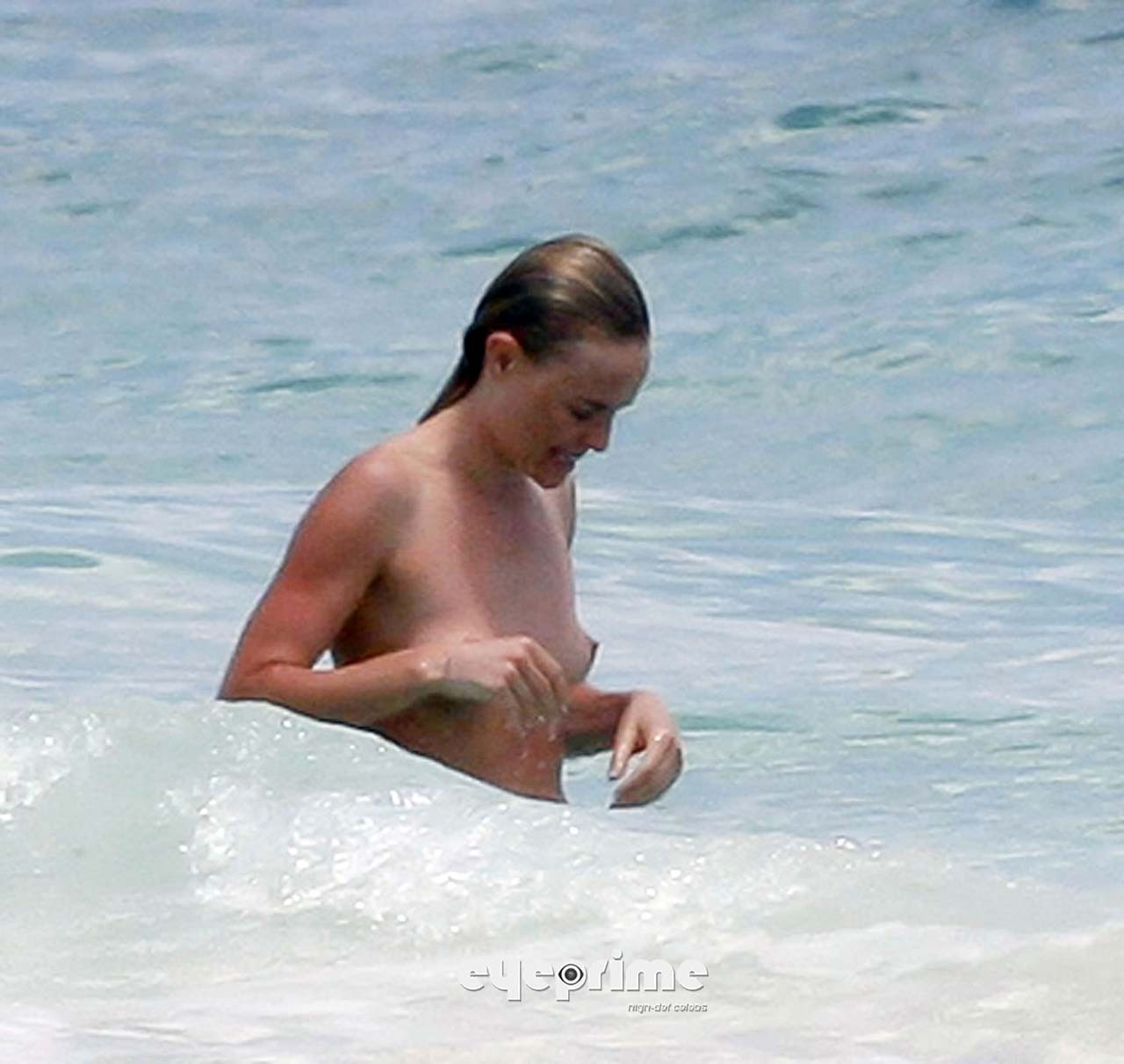 Kate bosworth disfrutando en topless en la playa y mostrando su cuerpo sexy
 #75308633