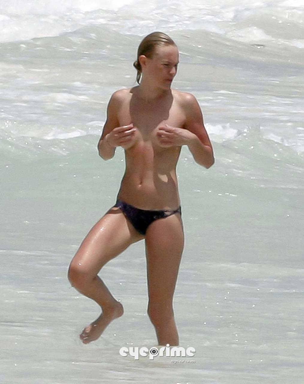 Kate bosworth disfrutando en topless en la playa y mostrando su cuerpo sexy
 #75308635