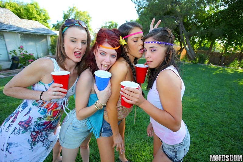 Des jeunes filles s'amusant à faire des parties de jambes en l'air en plein air.
 #76776657