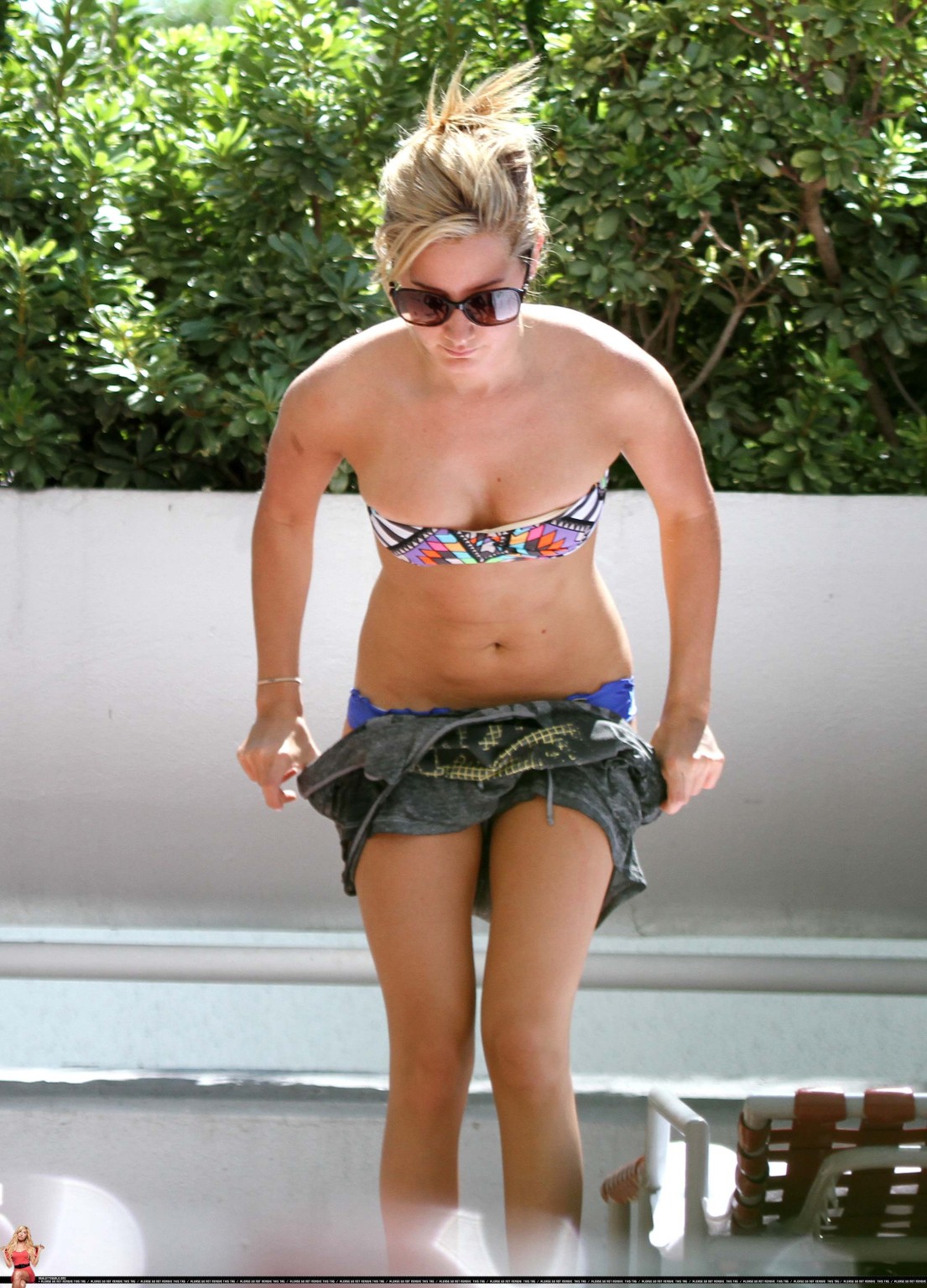 Ashley tisdale portant un bikini sexy au bord d'une piscine à miami
 #75285197
