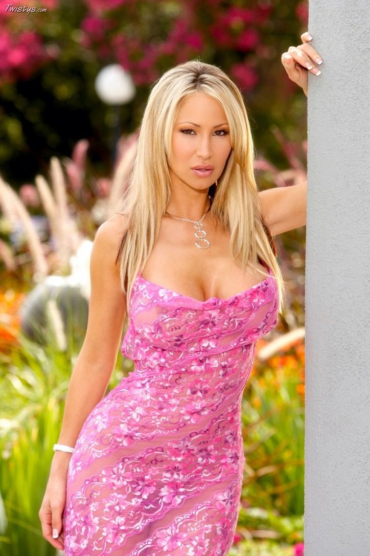 Sandee westgate blonde se déshabillant dans un jardin
 #73982720