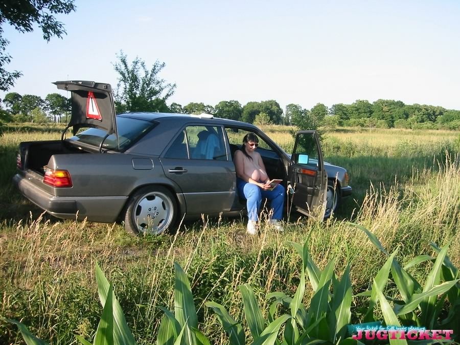 Plumeau mature montrant ses gros seins dans la voiture en plein air
 #67203522