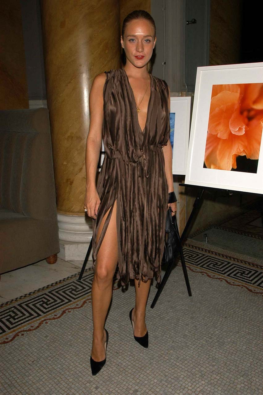 Chloe sevigny mostrando sus buenas tetas y haciendo una mamada a un chico
 #75324296