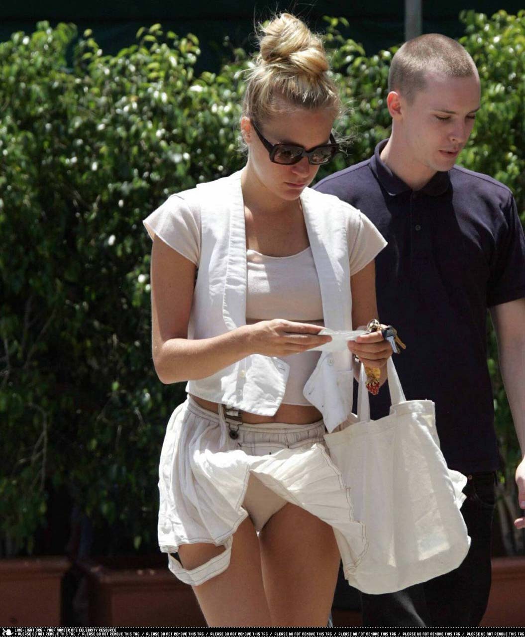 Chloe sevigny mostrando sus buenas tetas y haciendo una mamada a un chico
 #75324318