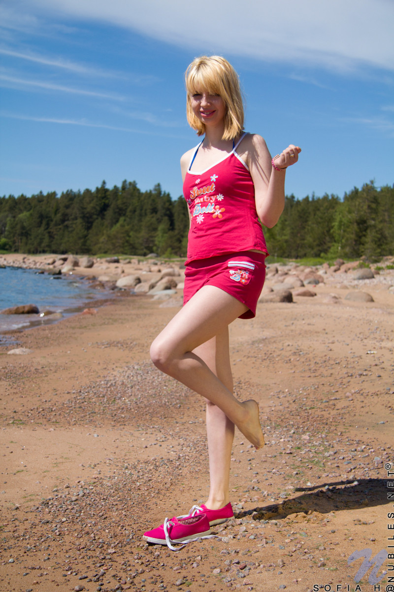 Sofia joven caliente jugando con la almeja apretada en la playa
 #72238313