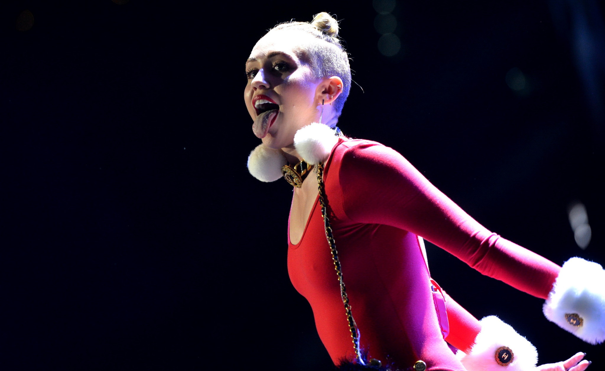 Miley cyrus luce pokies y culo con un leotardo rojo en el escenario de 93.3 flz'
 #75209802