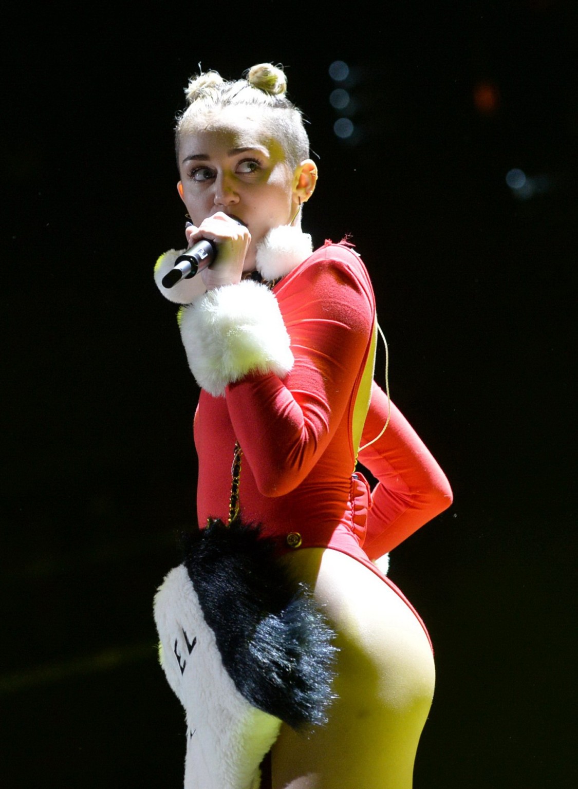 Miley Cyrus montre ses fesses et ses pokies dans un justaucorps rouge sur la scène du 93.3 flz'.
 #75209828