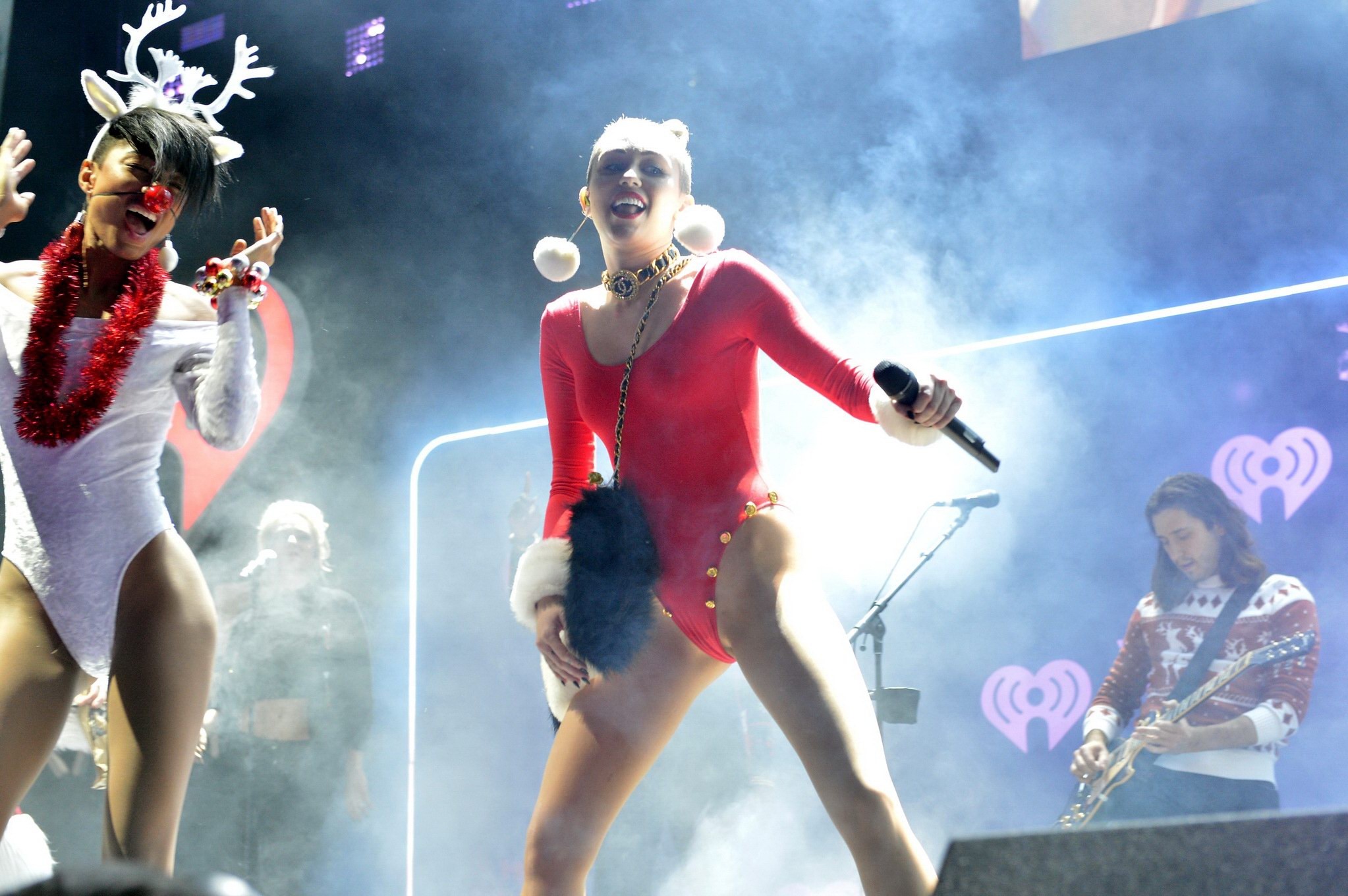 Miley cyrus zeigt sich in einem roten Trikot auf der Bühne bei 93.3 flz' mit Po und Arsch
 #75209873