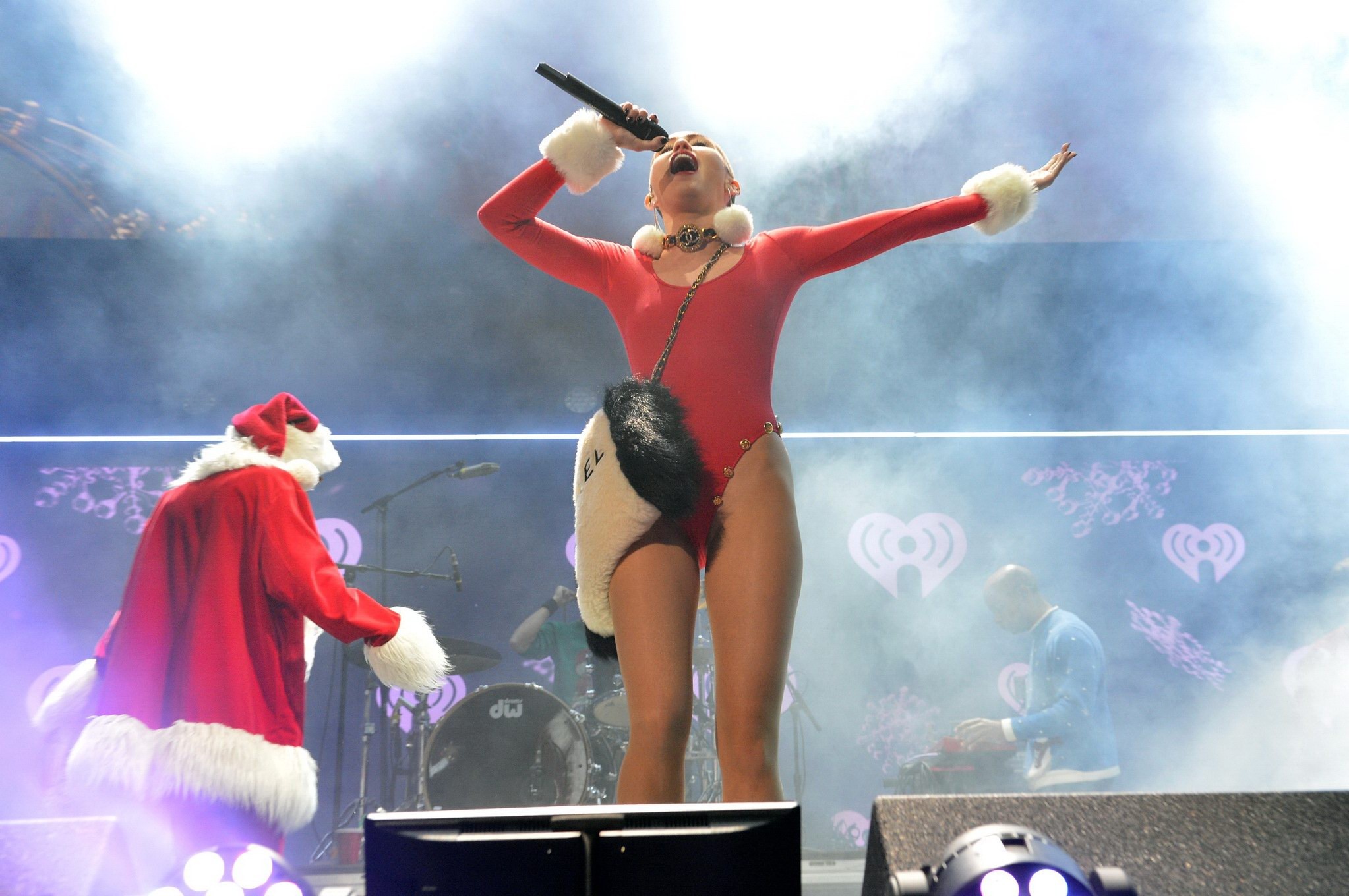 Miley cyrus luce pokies y culo con un leotardo rojo en el escenario de 93.3 flz'
 #75209884
