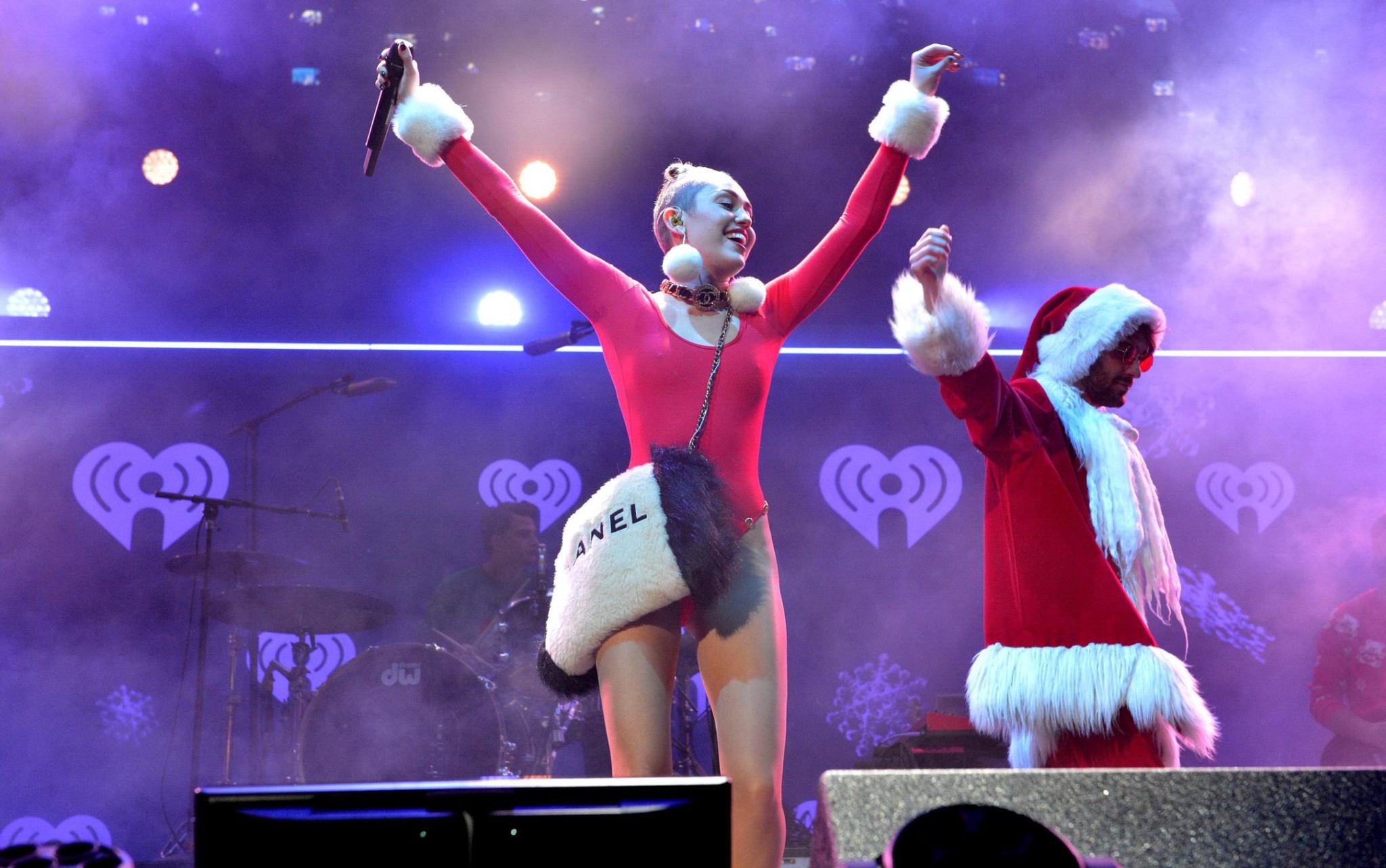 Miley Cyrus mostra le fighe e il culo indossando un body rosso sul palco a 93.3 flz
 #75209893