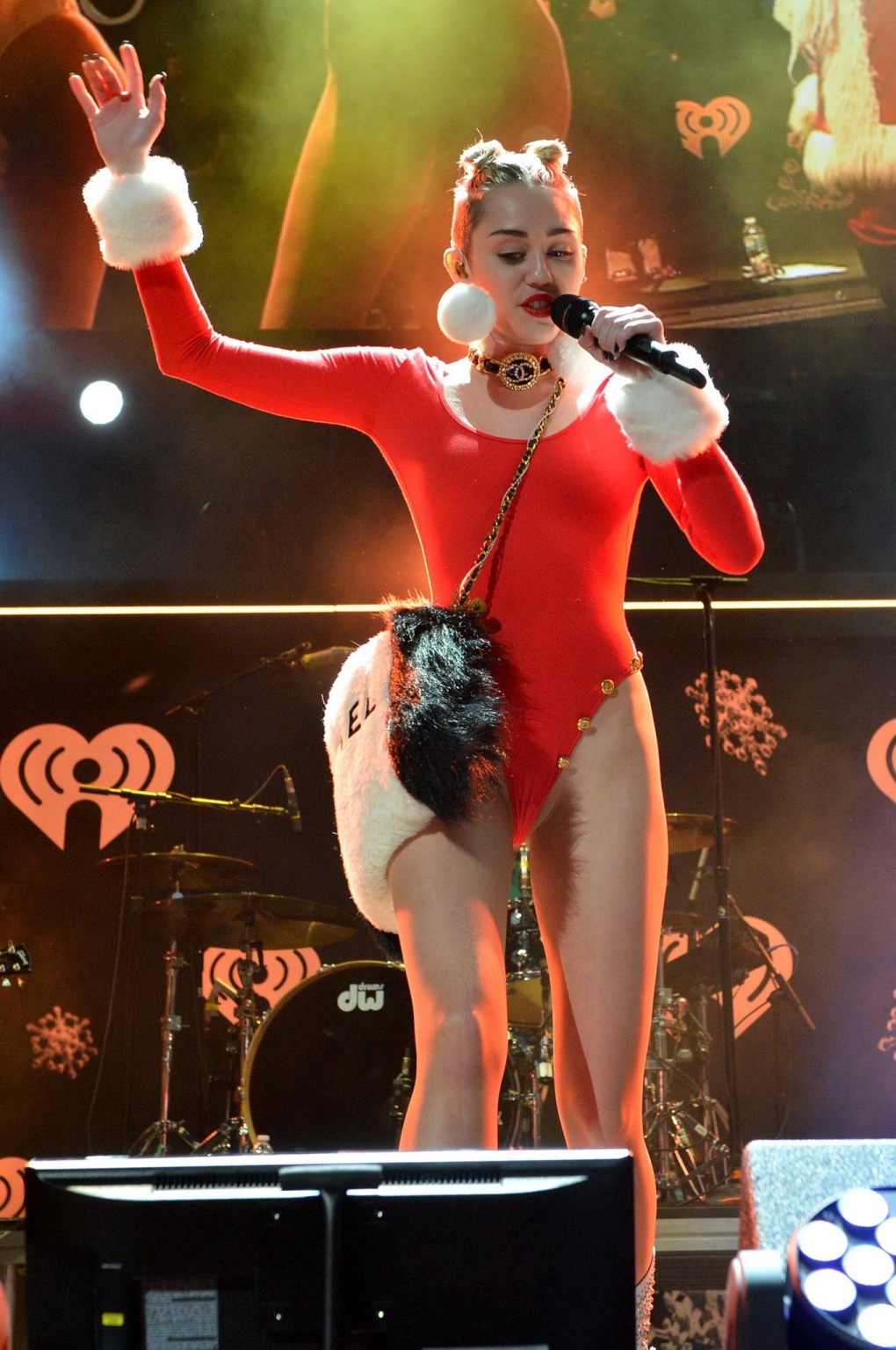 Miley cyrus luce pokies y culo con un leotardo rojo en el escenario de 93.3 flz'
 #75209922
