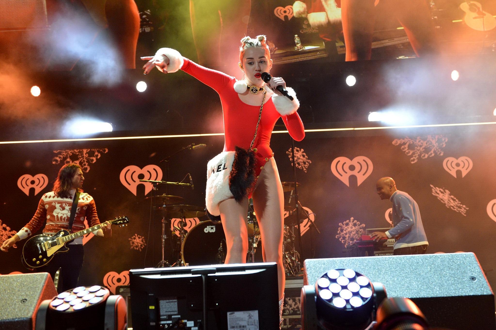 Miley cyrus luce pokies y culo con un leotardo rojo en el escenario de 93.3 flz'
 #75209932