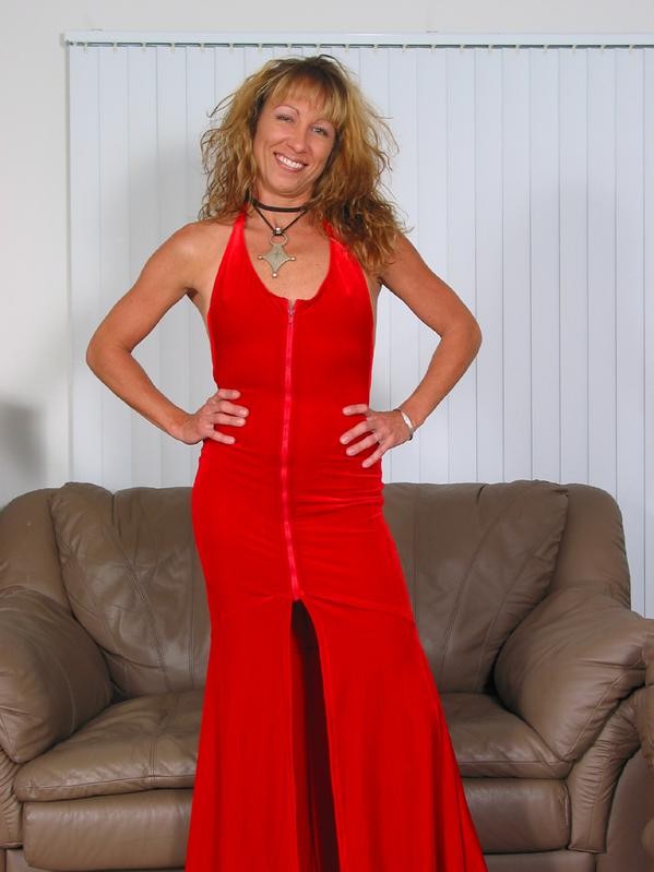 Mère maigre en robe rouge et culotte montrant son cul.
 #70695673