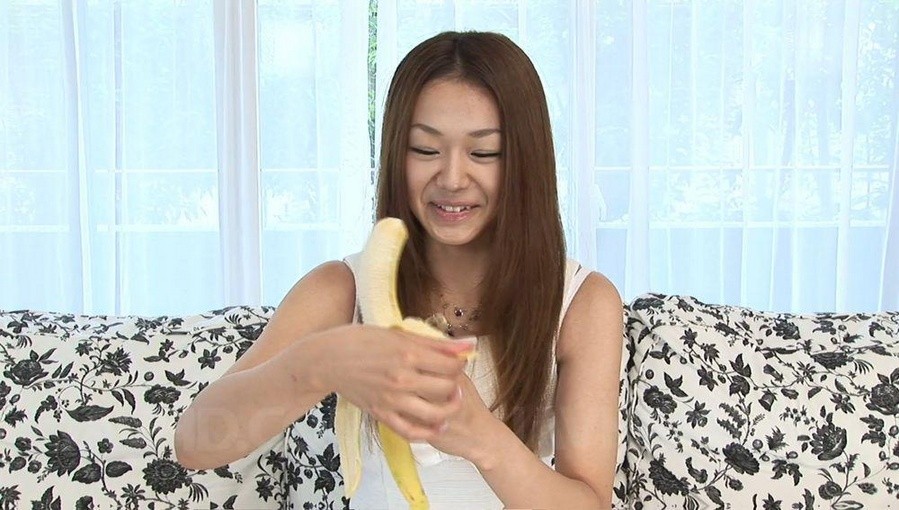 Serina hayakawa asiatisch lernt auf Früchten, wie man Schwanz sehr gut saugen kann
 #69737636