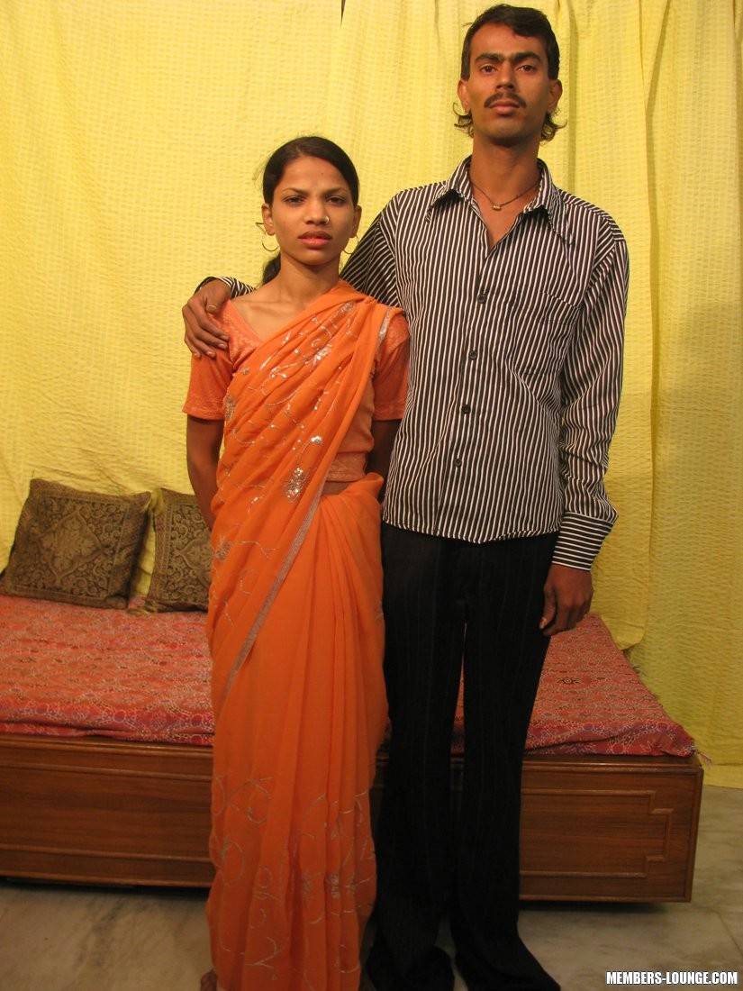 Heena mit Babloo reibt ihre Klitoris
 #76143152