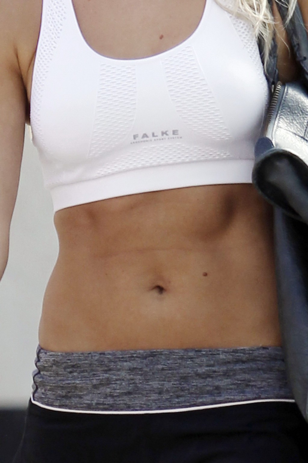Ashley Tisdale montre ses abdominaux en portant un short de sport à la sortie de la salle de gym à Londres.
 #75293233