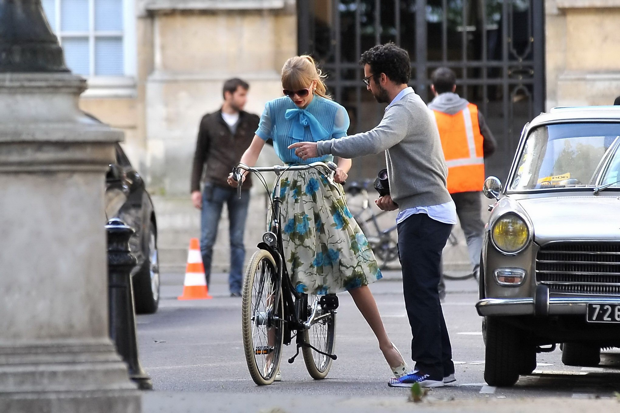 Taylor swift ver a través de a sujetador mientras que monta una bicicleta en el set de video musical
 #75251620