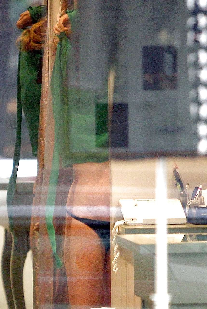 Geri Halliwell entblößt ihre Brüste in einem Ladengeschäft und ihre haarige Muschi
 #75241952