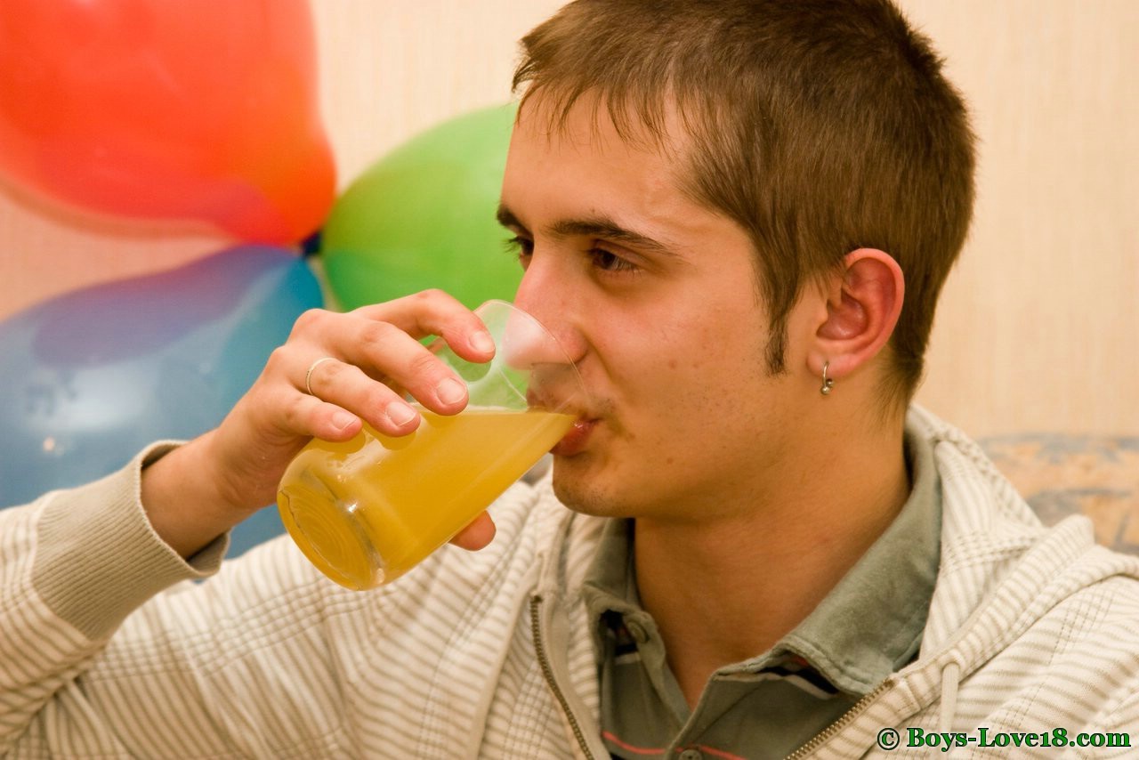 Une fête d'adolescents entièrement gay avec de l'alcool et de la baise.
 #76919145