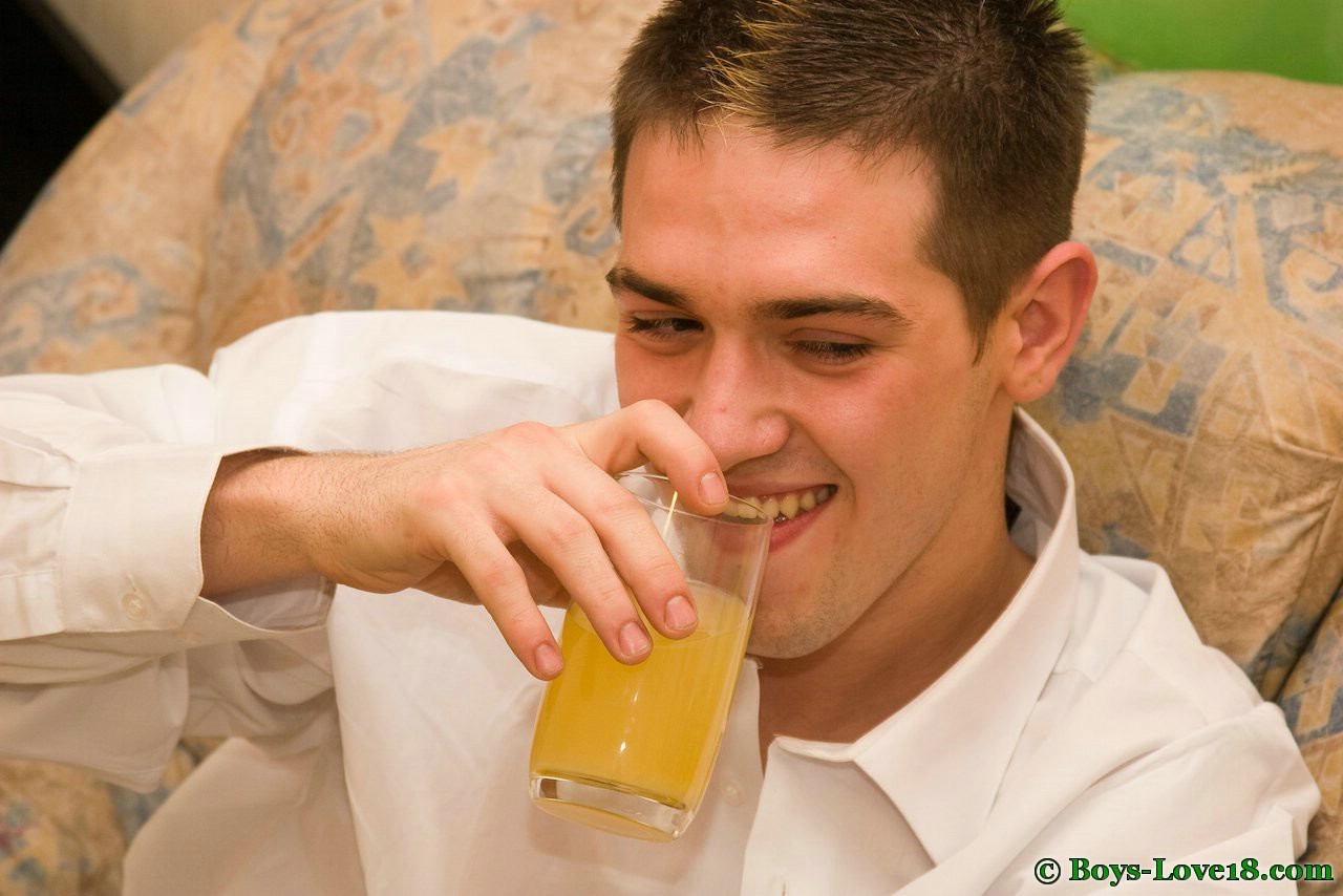 Une fête d'adolescents entièrement gay avec de l'alcool et de la baise.
 #76919156