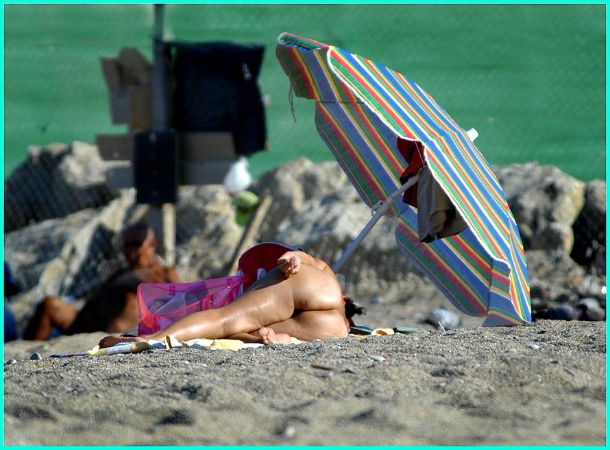Sexy nackte Blondinen spielen zusammen an einem öffentlichen Strand
 #72250896