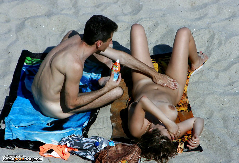 Riscalda la spiaggia esponendo le sue tette giganti
 #72243948