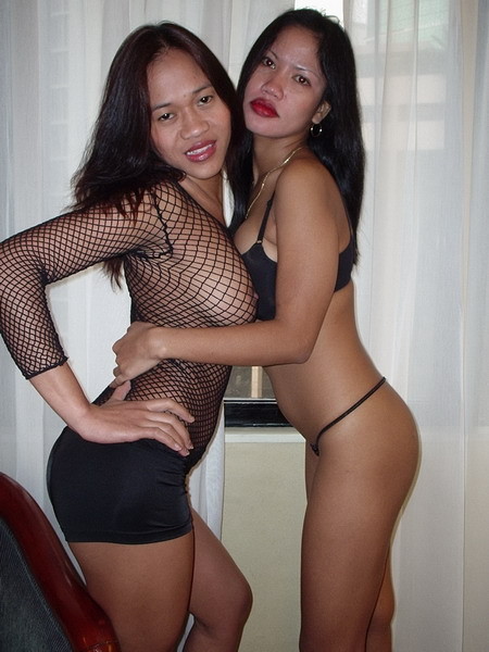 Des lesbiennes philippines lèchent et exposent leurs seins. #69971044