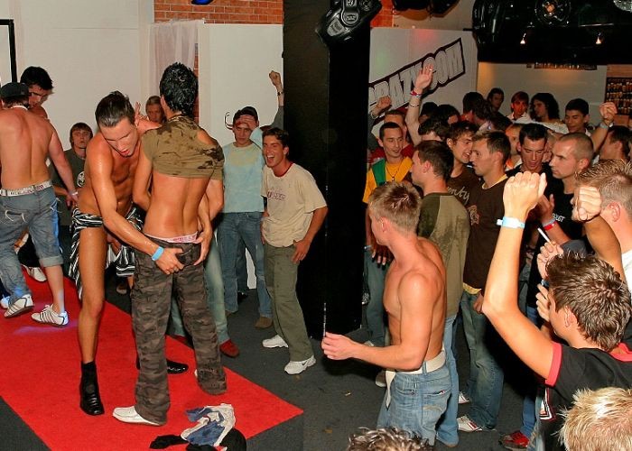 Los gays tienen una gran orgía en un club nocturno
 #76995273