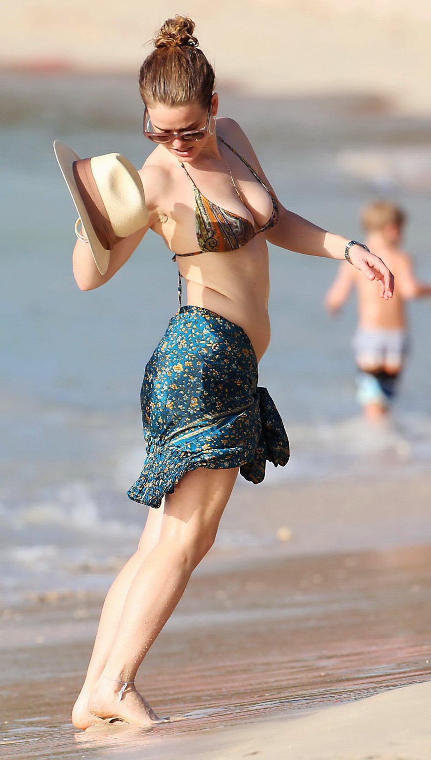 バルバドスのビーチでカラフルなビキニを着ているアリス・イブのバスト
 #75209120