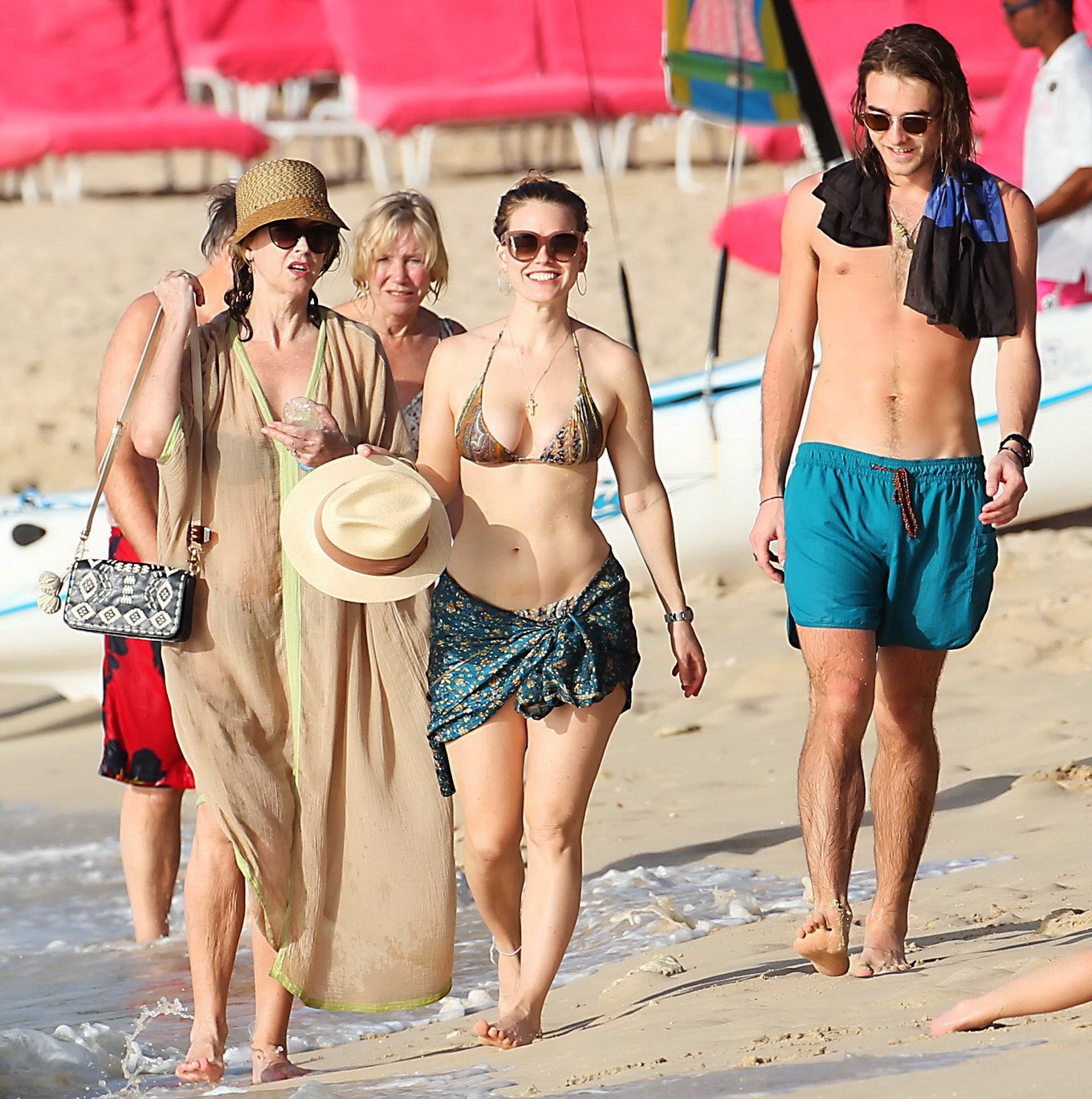 Alice eve busty che indossa un succinto bikini colorato in spiaggia alle barbados
 #75209219