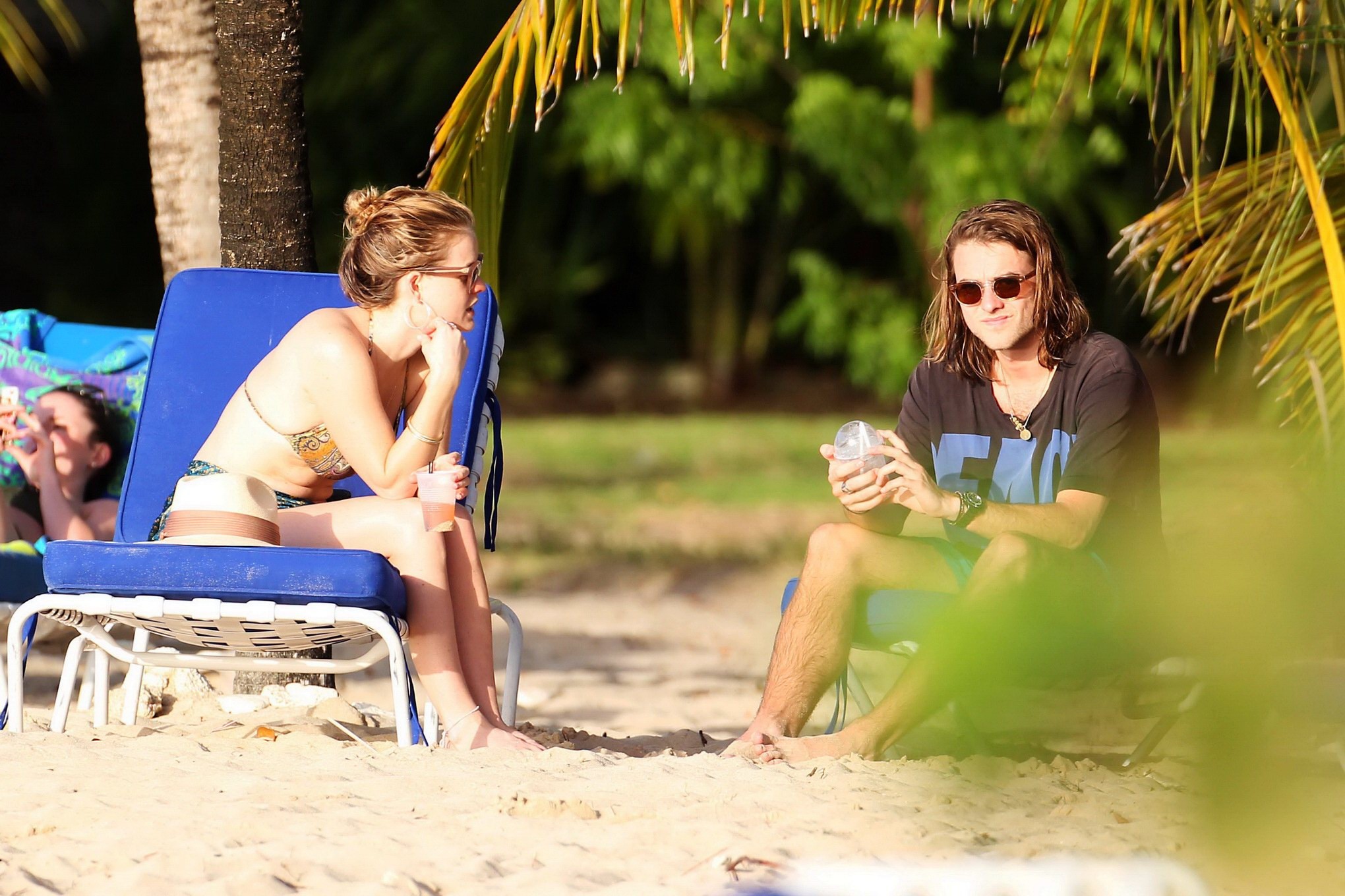 Alice eve en buste portant un minuscule bikini coloré à la plage de la Barbade.
 #75209251