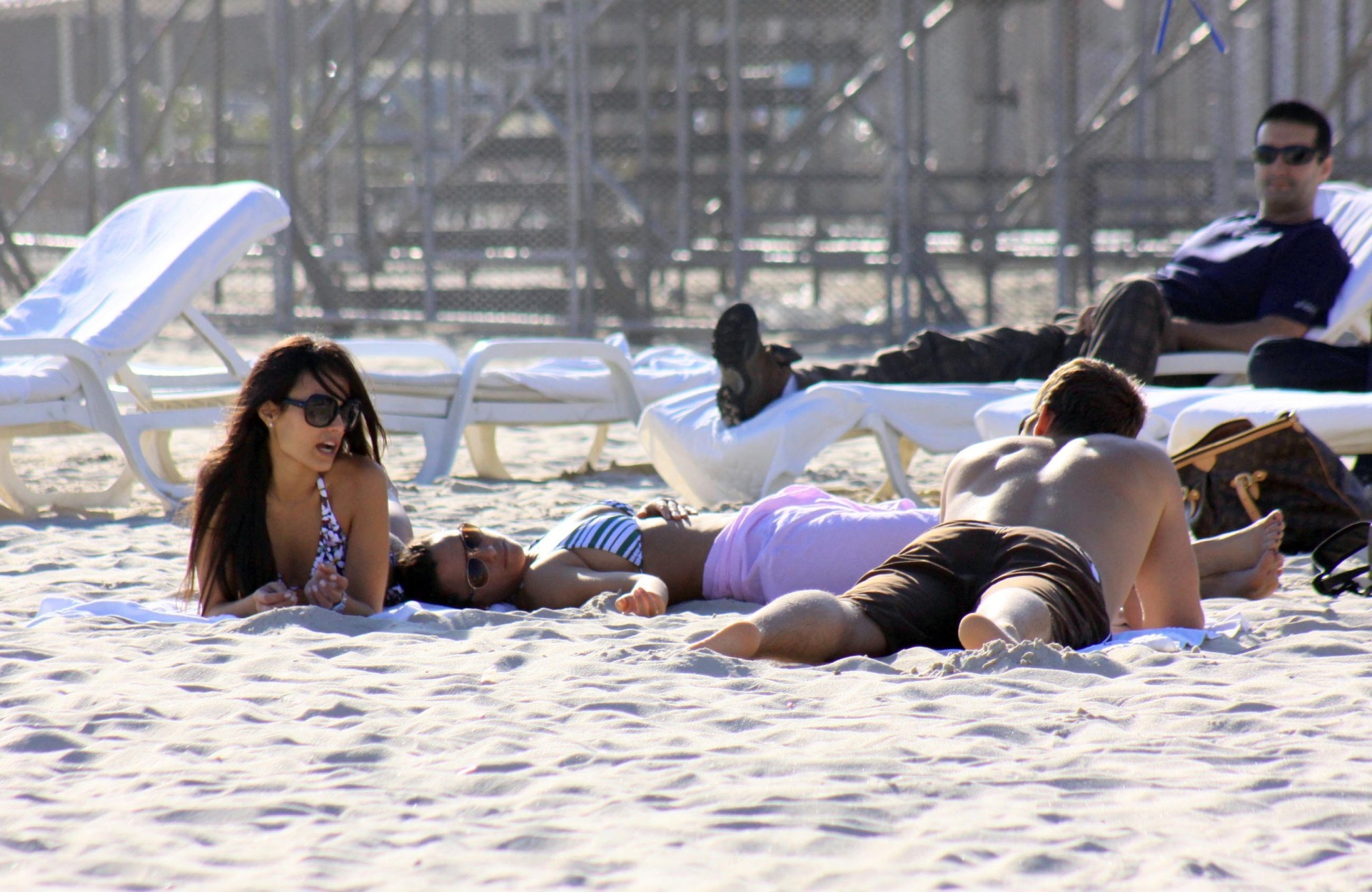 リオデジャネイロのビーチでセクシーなビキニを着ているジョルダナ・ブリュースター
 #75327633