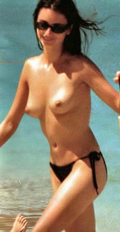 ハリウッド女優のペネロペ・クルスが乳首を出してトップレスになる
 #75413658